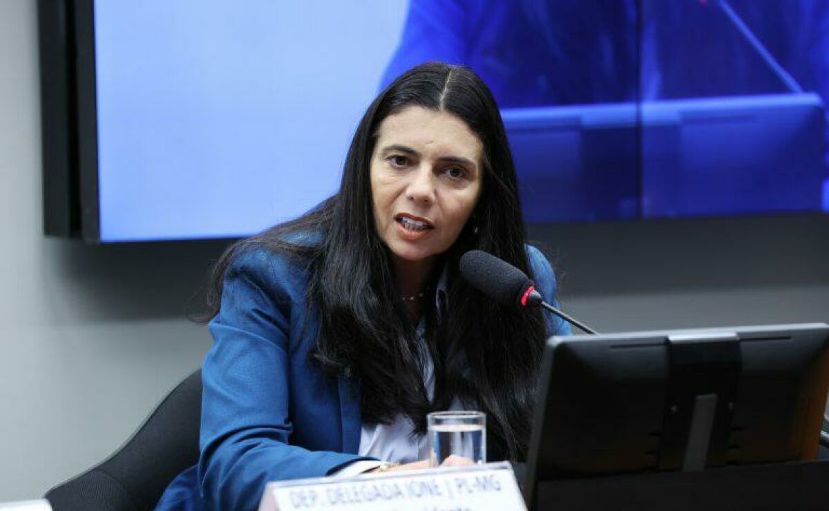 Imagem principal de Comissão aprova projeto que obriga órgãos públicos a divulgar canais de denúncia e proteção às mulheres
